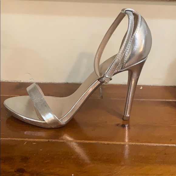 Silver heels - Picture 2 of 2